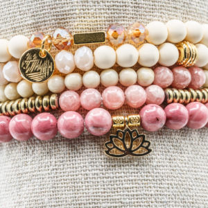 Collection boheme rhodonite, pierre de riviere quartz faise, perle acrylique, lotus Collection boheme rhodonite, pierre de riviere quartz faise, perle acrylique, lotus