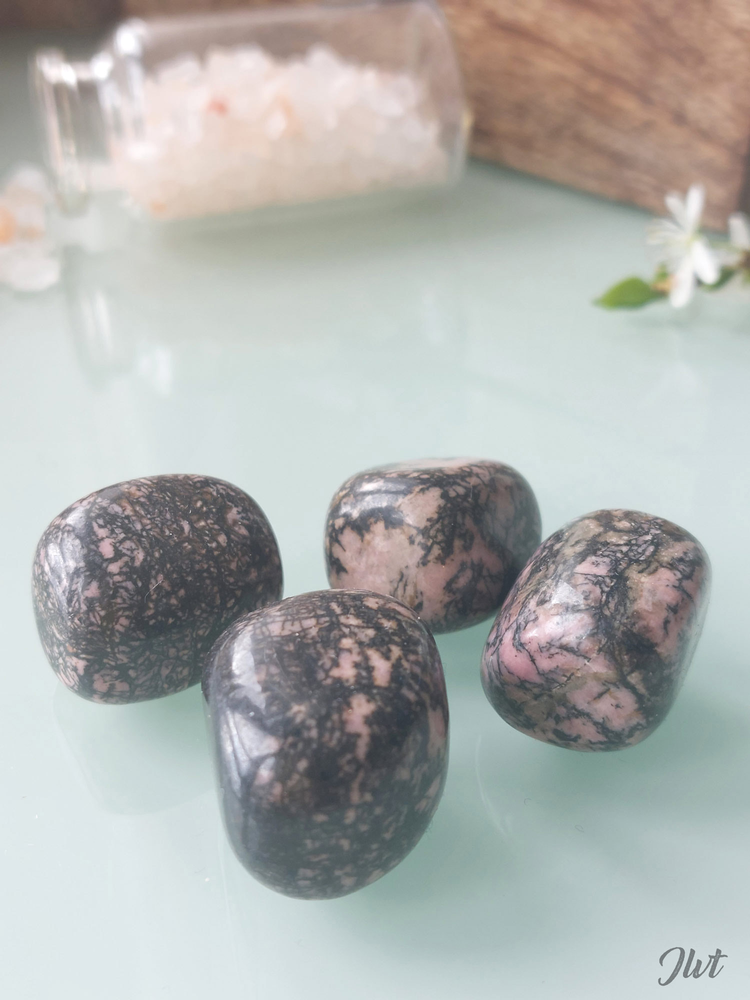 Rhodonite (2) Rhodonite (2)